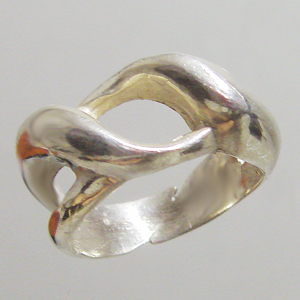 (r1106)Anillo de plata con forma ondeada.